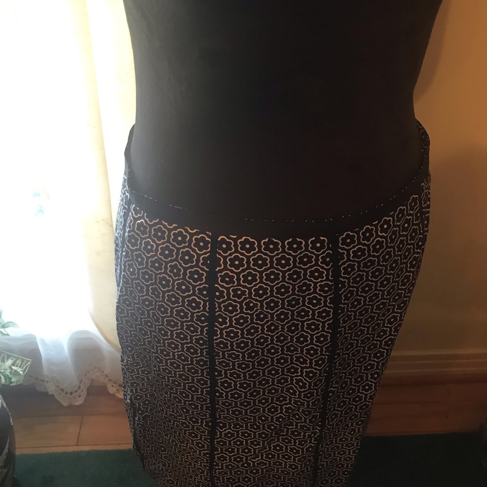 Ann Taylor  a line skirt size 6 petites. Geo print. Black&White.